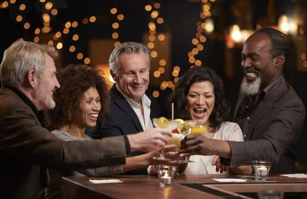 Ideias de happy hour na empresa: 4 formatos criativos