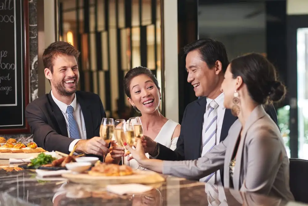 Jantar de negócios: guia rápido para impressionar clientes