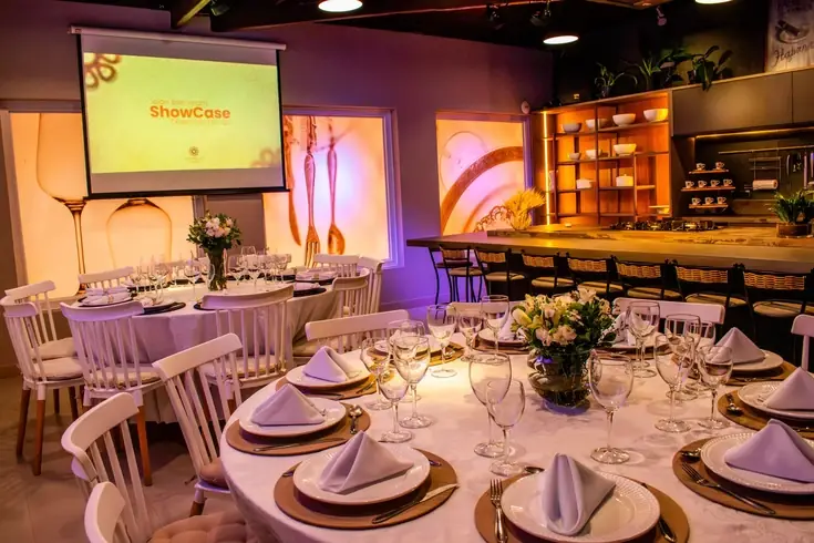 Salão do Experience Lounge montado para jantar corporativo
